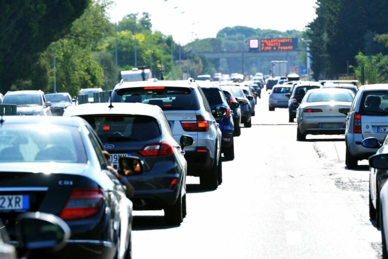 Controesodo salato con caro-voli, traghetti e benzina Controesodo salato con caro-voli, traghetti e benzina
