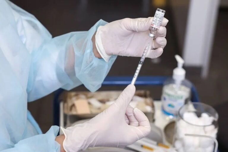 Aifa, 99 reazioni avverse ogni 100mila dosi di vaccino