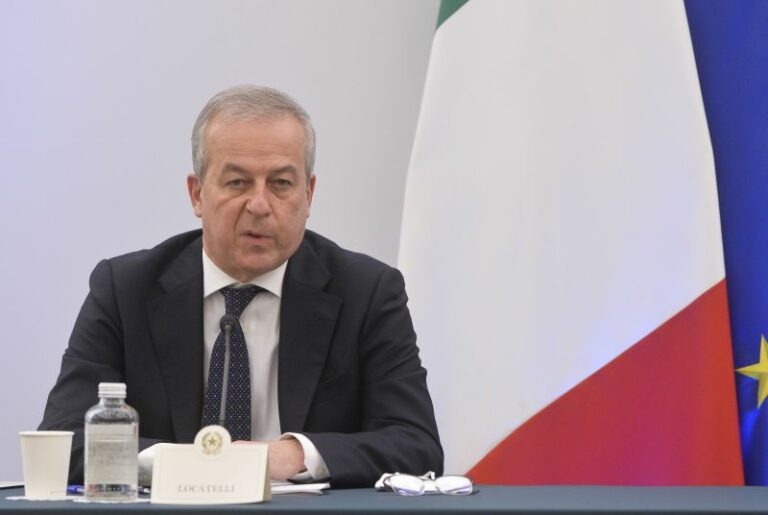 Covid, Locatelli: “Andamento casi migliora, ma virus circola”