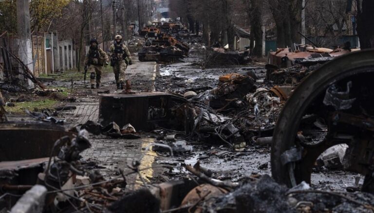 BOMBE E TAGLIAGOLA: INFERNO FINALE IN UCRAINA