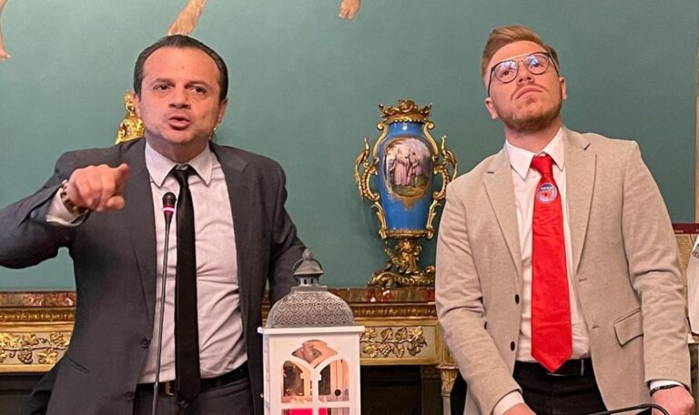 De Luca fuori dai due poli: ora proverà a scomporre il quadro. Ma il suo vero avversario è La Vardera. E l’astensionismo…