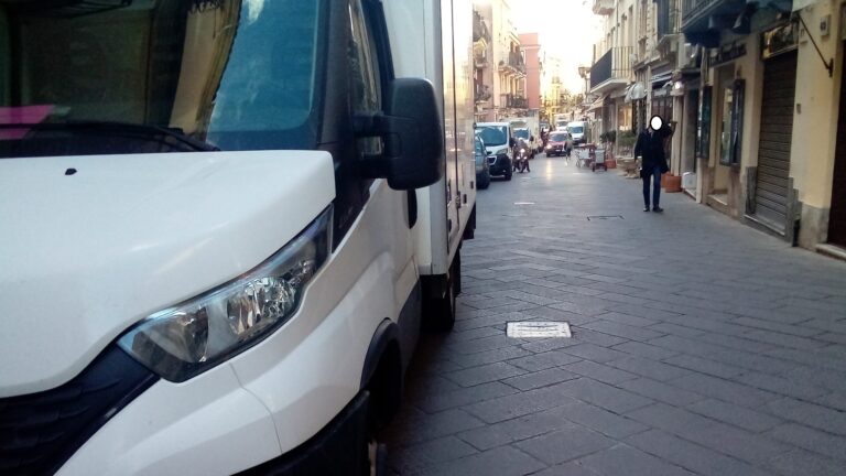 Autostrada Corso Taormina: tutti in coda (anche per il caffè)