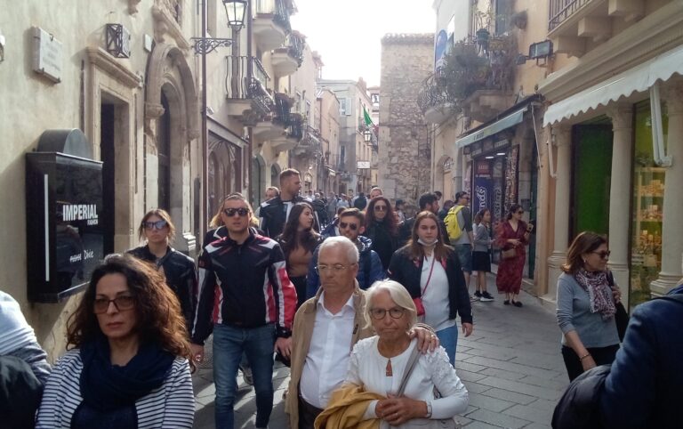 Taormina riparte: il meteo non ferma l’assalto di Pasqua