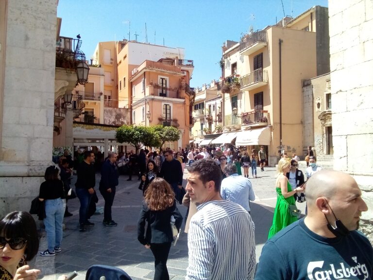 Ponte 25 Aprile: a Taormina e’ già pienone Ponte 25 Aprile: a Taormina e’ già pienone