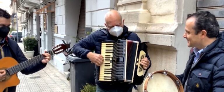 De Luca show: spacca la Lega e fa la serenata a Germanà (VIDEO)