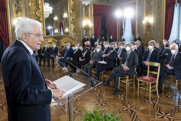 Mattarella: “Valorizzare l’unità delle Forze Armate”