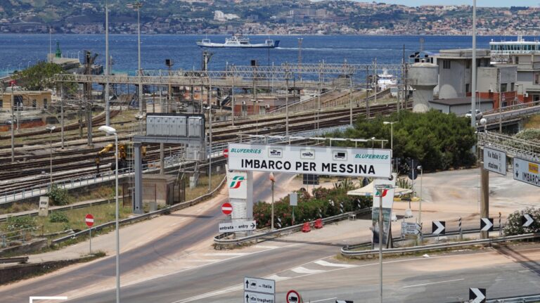 Stretto di Messina, Musumeci: “E’ normale che nel 2022 ci voglia un’ora per imbarcarsi?”