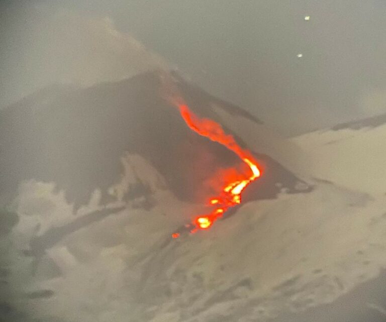 Etna in eruzione: spettacolo sul cratere di Sud-Est