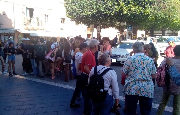 Croceristi e scuole all’assalto: a Taormina c’è già il pienone