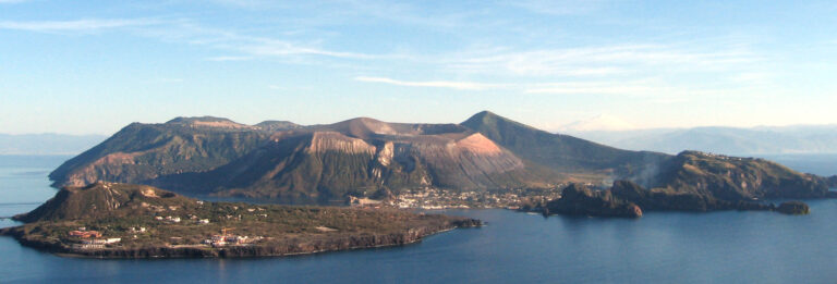 Emissione gas nocivi a Vulcano: situazione resta stabile