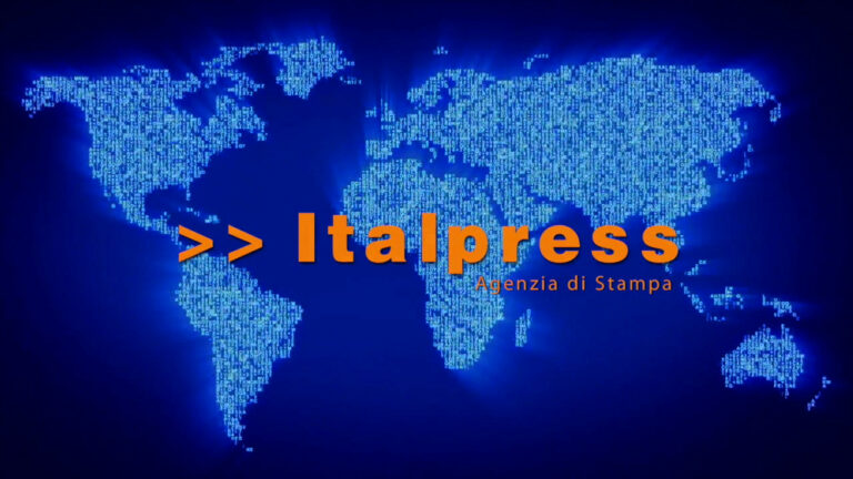 La sfilata del Milan campione tra cori e applausi dei tifosi