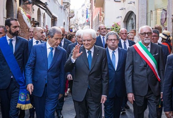 Mattarella in Corso Umberto: l’accoglienza e il bagno di folla (VIDEO)