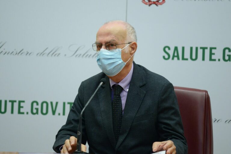Covid, Rezza: “Sale la pressione sugli ospedali ma le intensive restano basse”