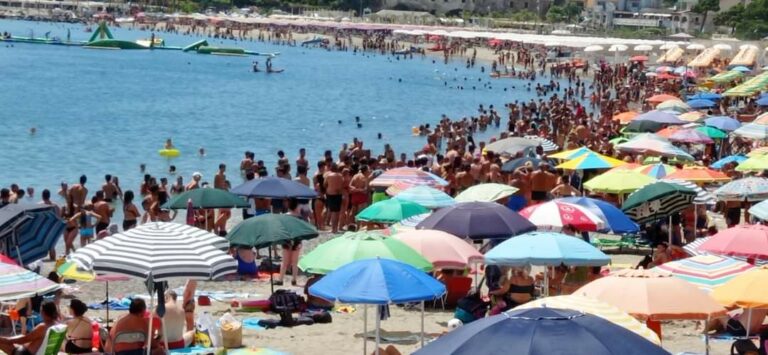 Turista di 72 anni muore in spiaggia a Giardini