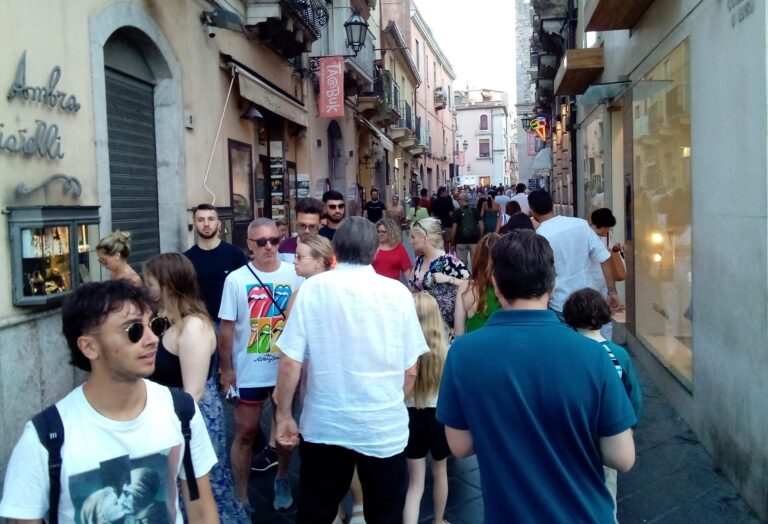 Taormina col gran pienone: ora il nemico è la sindrome della sora Camilla
