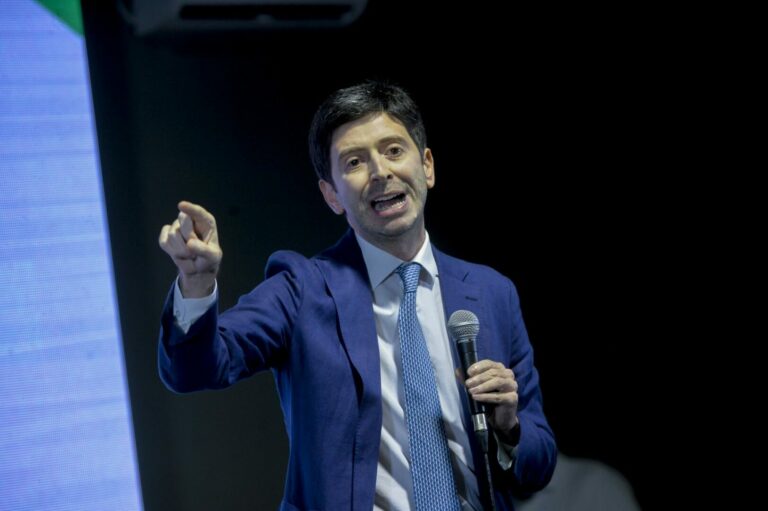 Covid, Speranza: “Serve chiarezza, c’è chi strizza l’occhio ai no vax”