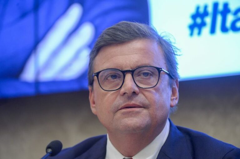 Calenda: “Governo e opposizione la smettano con il gioco delle parti”