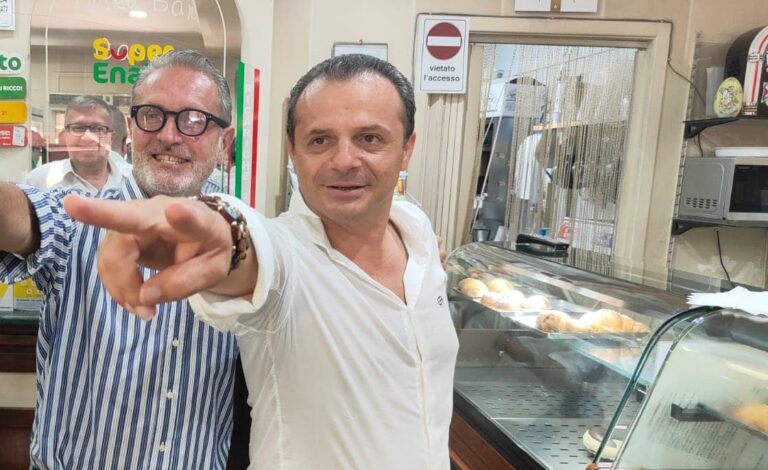 De Luca silura Schifani: “Svende la Sicilia. Mozione di sfiducia per alto tradimento”