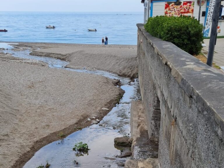 Divieto di balneazione in prossimità del torrente Mazzeo: ordinanza e polemiche