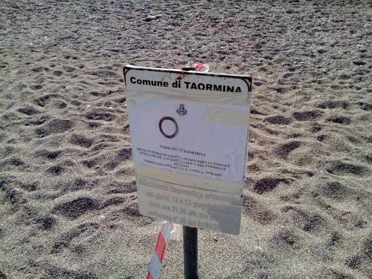 Divieto in un tratto di spiaggia a Mazzeo, il sindaco: “Stiamo risolvendo il problema”