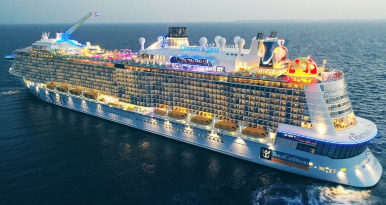 Al largo di Taormina la Odyssey of the Seas, una delle navi più incredibili di sempre