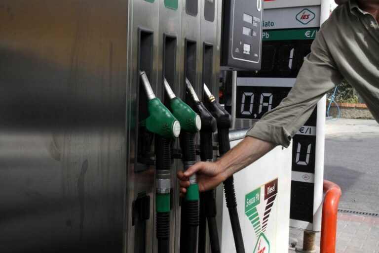 Stangata su benzina e diesel: da domani scattano aumenti