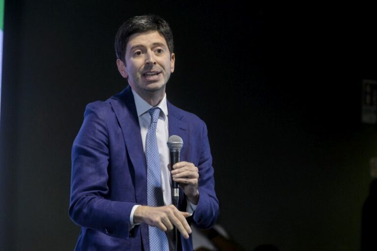 Speranza: “La pandemia non è finita ma siamo sulla strada giusta”
