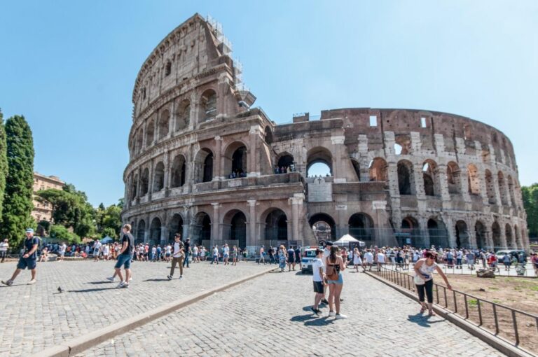 Sfregio al Colosseo, verso richiesta processo per turista