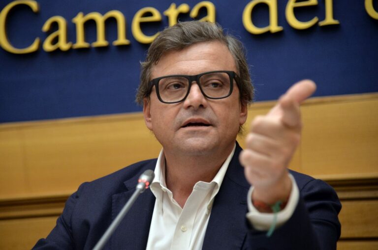 Calenda: “Ma il premier è Salvini? L’Italia si farà male”