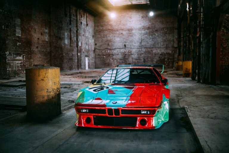 La BMW M1 dipinta da Andy Warhol in mostra a Milano