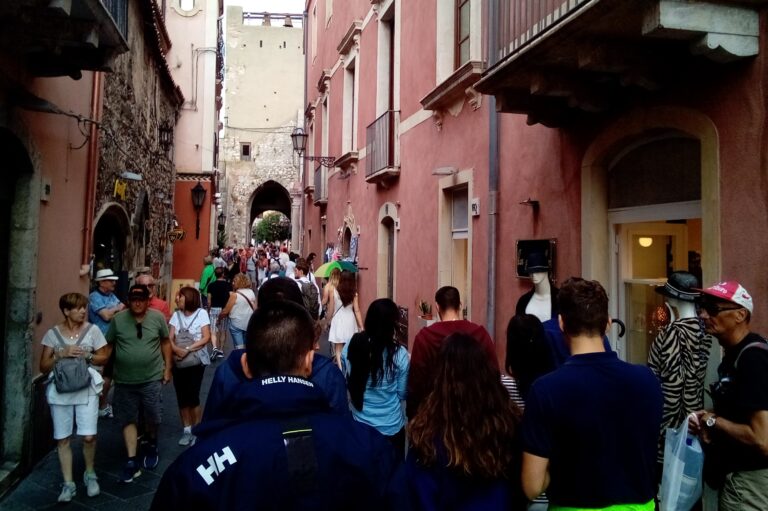 Bella e incompiuta: non saper valorizzare Taormina è da peracottari