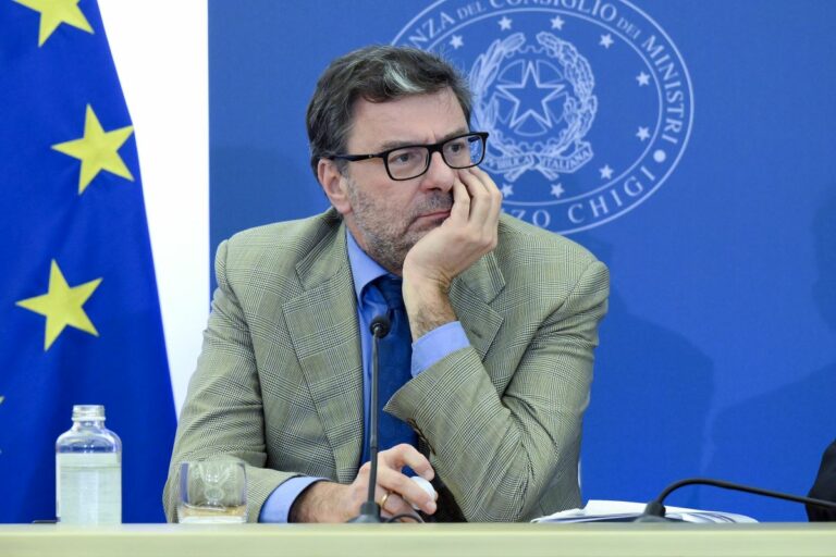 Giorgetti: “Pronti a fronteggiare i rischi di recessione”