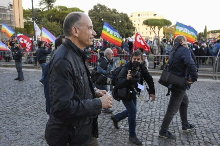 Ucraina, Letta: “Giusto essere in piazza anche a costo di contestazioni”