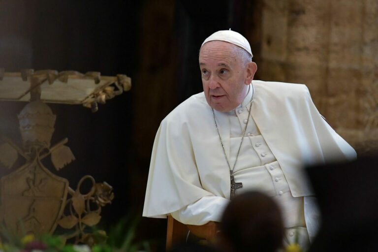 Appello Papa Francesco: “Ue non lasci sola l’Italia sul fronte dell’immigrazione”
