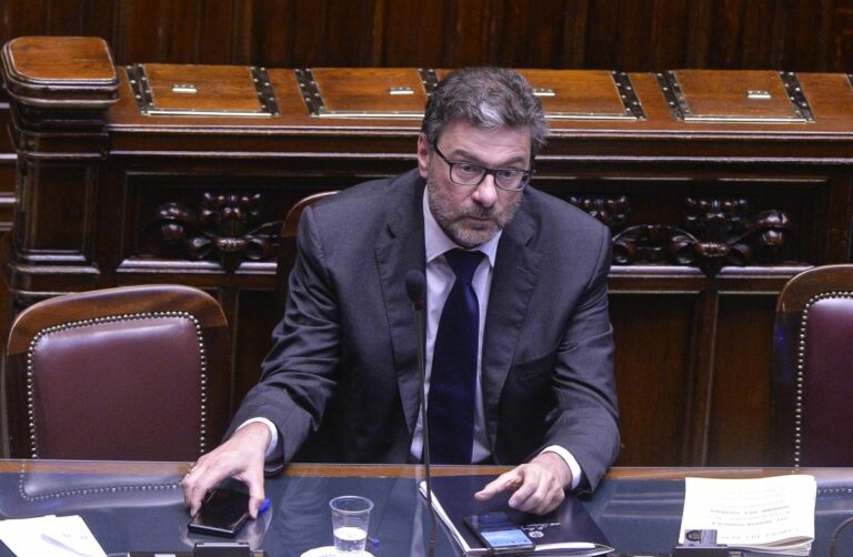 Giorgetti all’Eurogruppo: “Saremo realisti e prudenti”