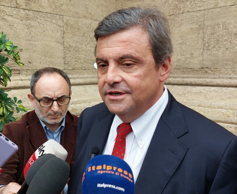 Migranti, Calenda: “Francia ha esagerato, ma serve ricucire il rapporto”