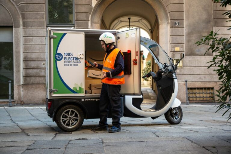 Amazon presenta i suoi hub di micromobilità in Italia Amazon presenta i suoi hub di micromobilità in Italia