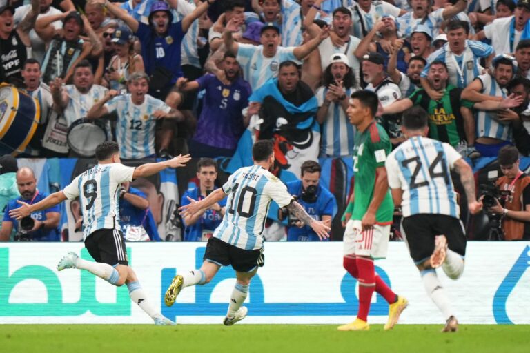 L’Argentina si rialza con Messi e Fernandez, 2-0 al Messico L’Argentina si rialza con Messi e Fernandez, 2-0 al Messico