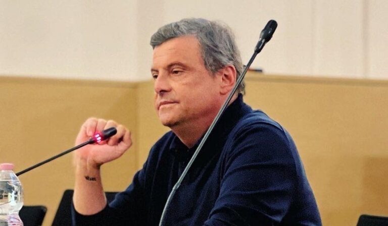 Calenda: “Retorica di sinistra sui porti aperti è assurda”