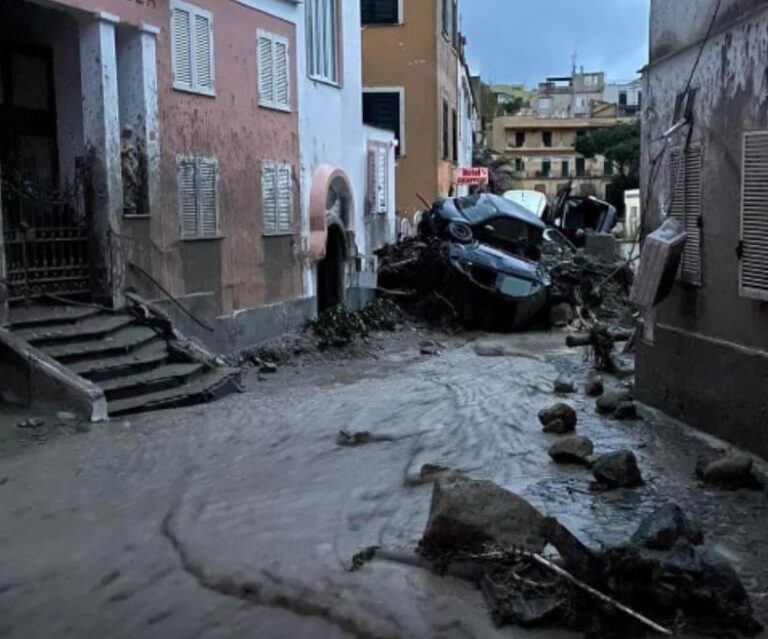 Ischia, 1.100 persone saranno evacuate da Casamicciola