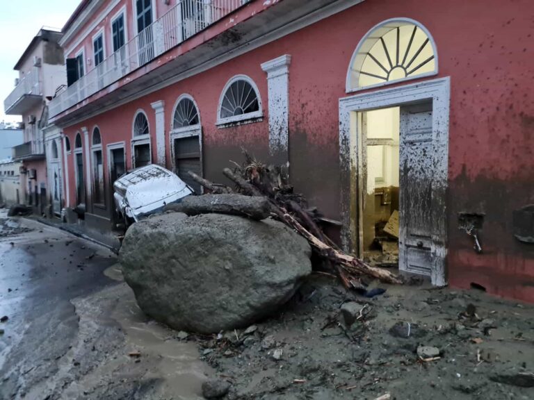 Inferno a Ischia: Dio ce la mandi buona a Taormina e dintorni