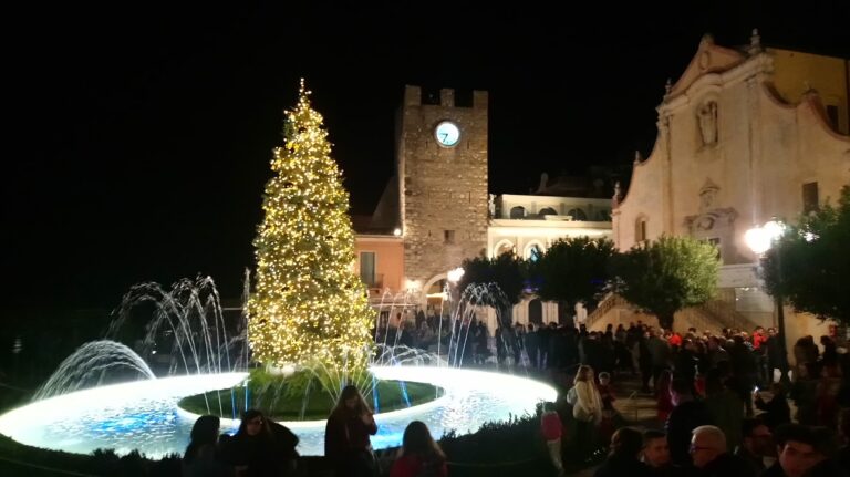 Natale a Taormina: il Comune stanzia 23 mila euro per addobbi Natale a Taormina: il Comune stanzia 23 mila euro per addobbi