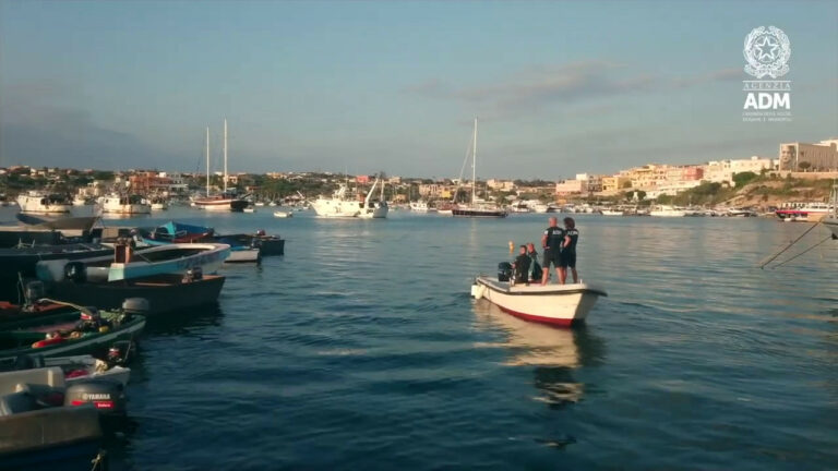 Adm recupera a Lampedusa i relitti affondati utilizzati dai migranti (VIDEO)