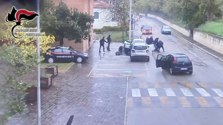 Armi in mano tentano rapina alle Poste ma trovano i Carabinieri (VIDEO)