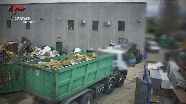 Azienda abbandonava rifiuti pericolosi, 16 indagati (VIDEO)