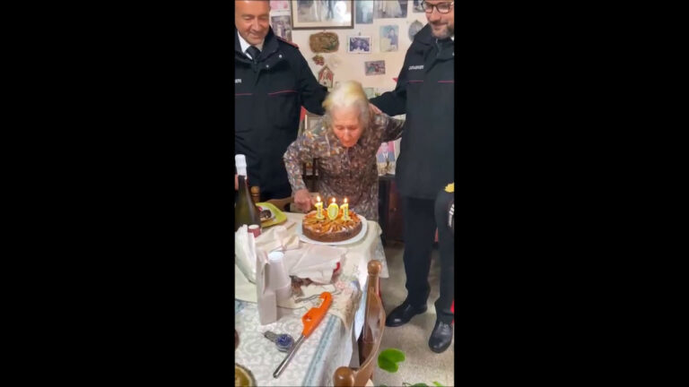 Favignana isolata, zia Rosina festeggia i 101 anni con i carabinieri (VIDEO)