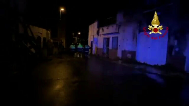Frana a Ischia, incessanti le ricerche dei dispersi anche al buio (VIDEO) Frana a Ischia, incessanti le ricerche dei dispersi anche al buio (VIDEO)