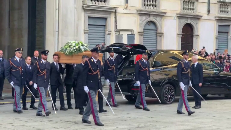 Funerali di Stato di Maroni, applausi al feretro (VIDEO)