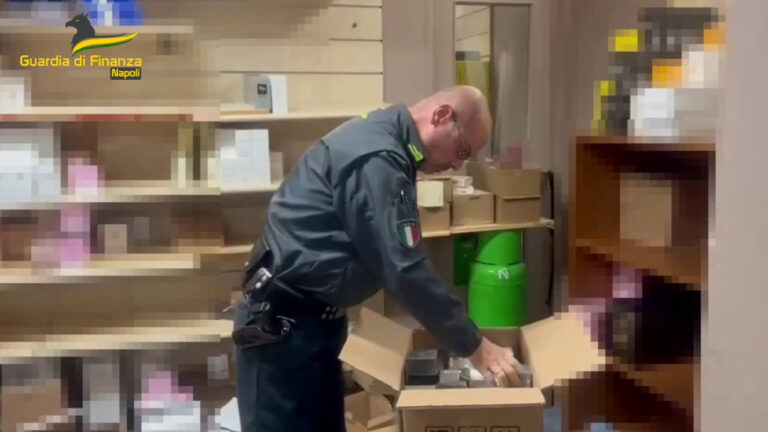 GdF sequestra 28 mila profumi falsi (VIDEO)