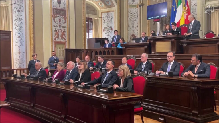 Giurano all’Ars i 12 assessori della giunta Schifani (VIDEO)